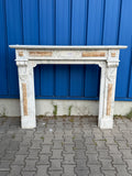 Antike Kaminumrandung / Kaminfassade – Kamin aus weißem Marmor mit Onyx-Einlagen, klassizistisch, um 1880–1920