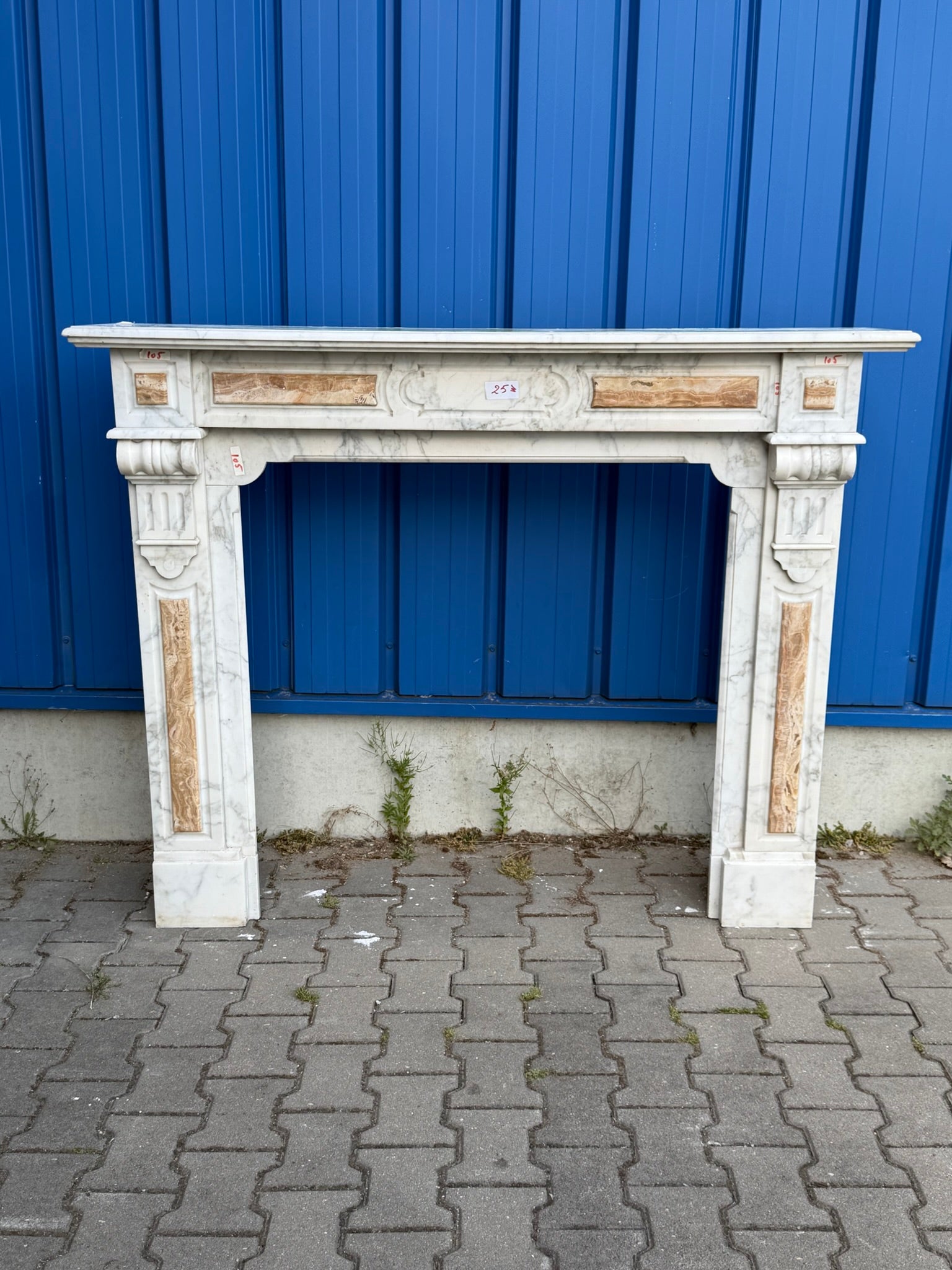 Antike Kaminumrandung / Kaminfassade – Kamin aus weißem Marmor mit Onyx-Einlagen, klassizistisch, um 1880–1920