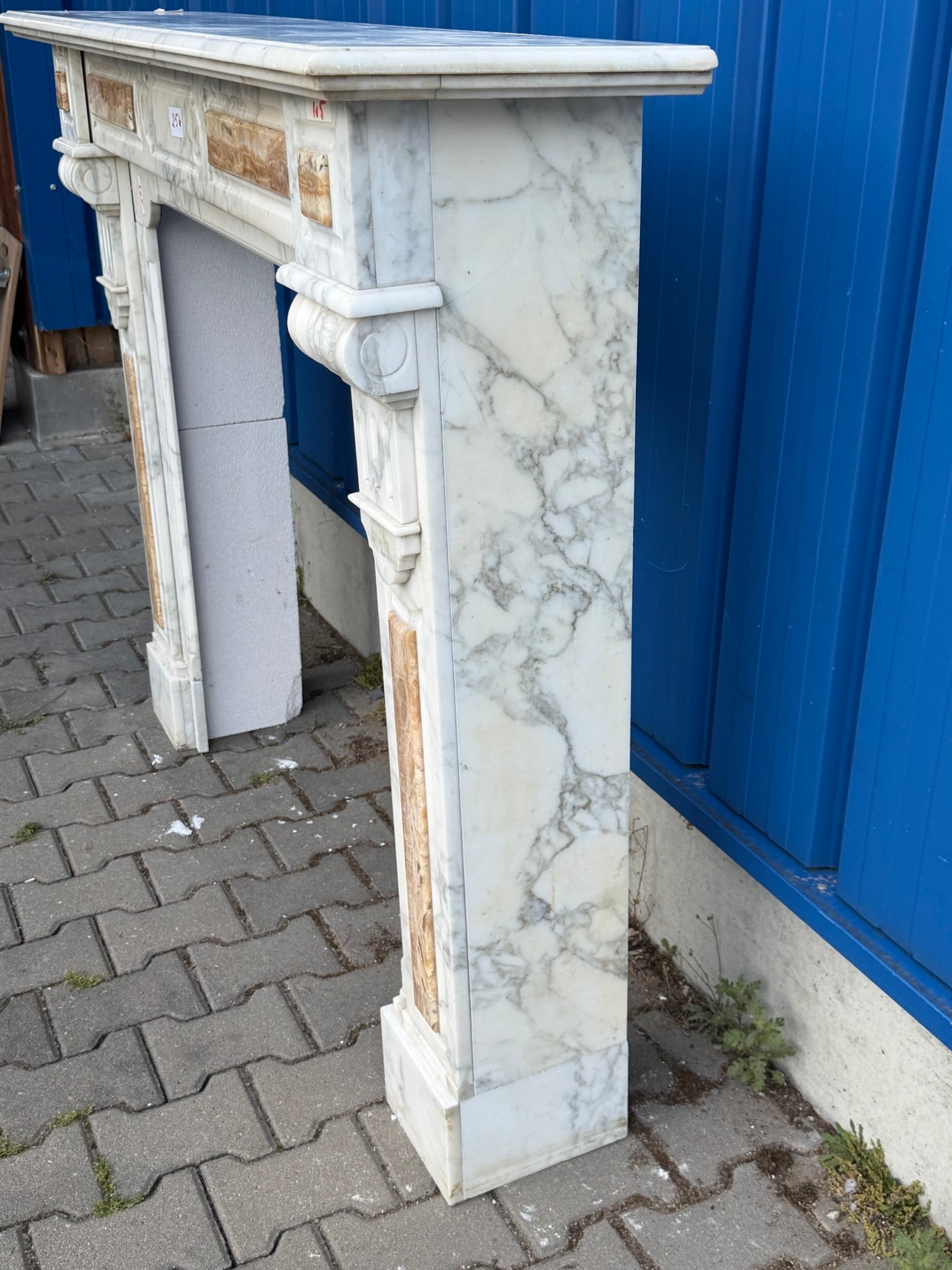Antike Kaminumrandung / Kaminfassade – Kamin aus weißem Marmor mit Onyx-Einlagen, klassizistisch, um 1880–1920