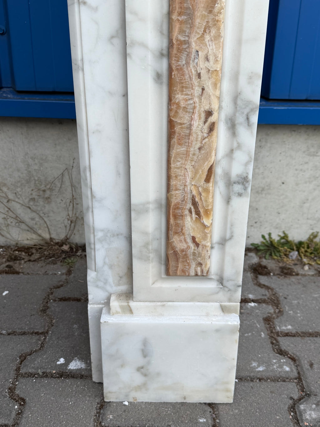 Antike Kaminumrandung / Kaminfassade – Kamin aus weißem Marmor mit Onyx-Einlagen, klassizistisch, um 1880–1920
