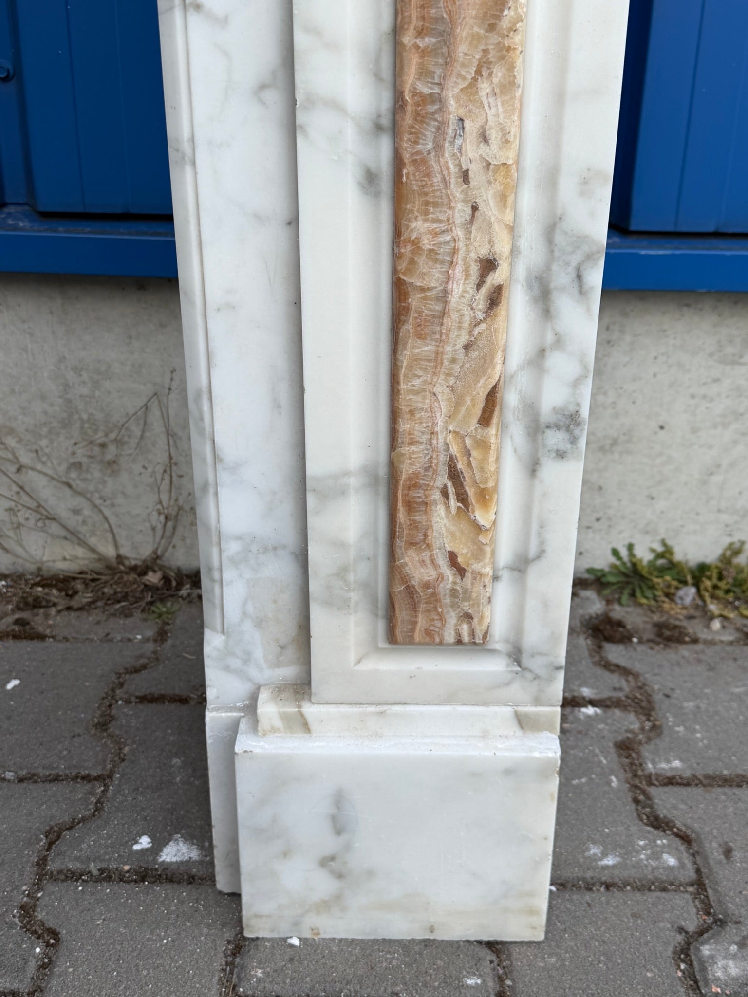 Antike Kaminumrandung / Kaminfassade – Kamin aus weißem Marmor mit Onyx-Einlagen, klassizistisch, um 1880–1920