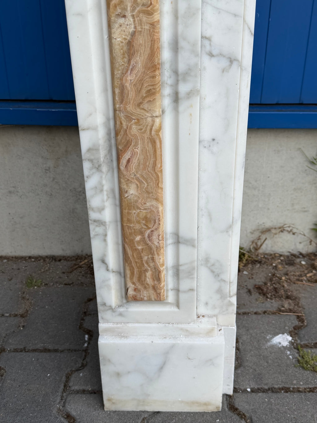 Antike Kaminumrandung / Kaminfassade – Kamin aus weißem Marmor mit Onyx-Einlagen, klassizistisch, um 1880–1920