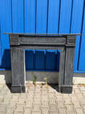 Antike Kaminumrandung / Kaminfassade – Kamin aus schwarzem Marmor (Blaustein), klassizistisch, um 1880–1920