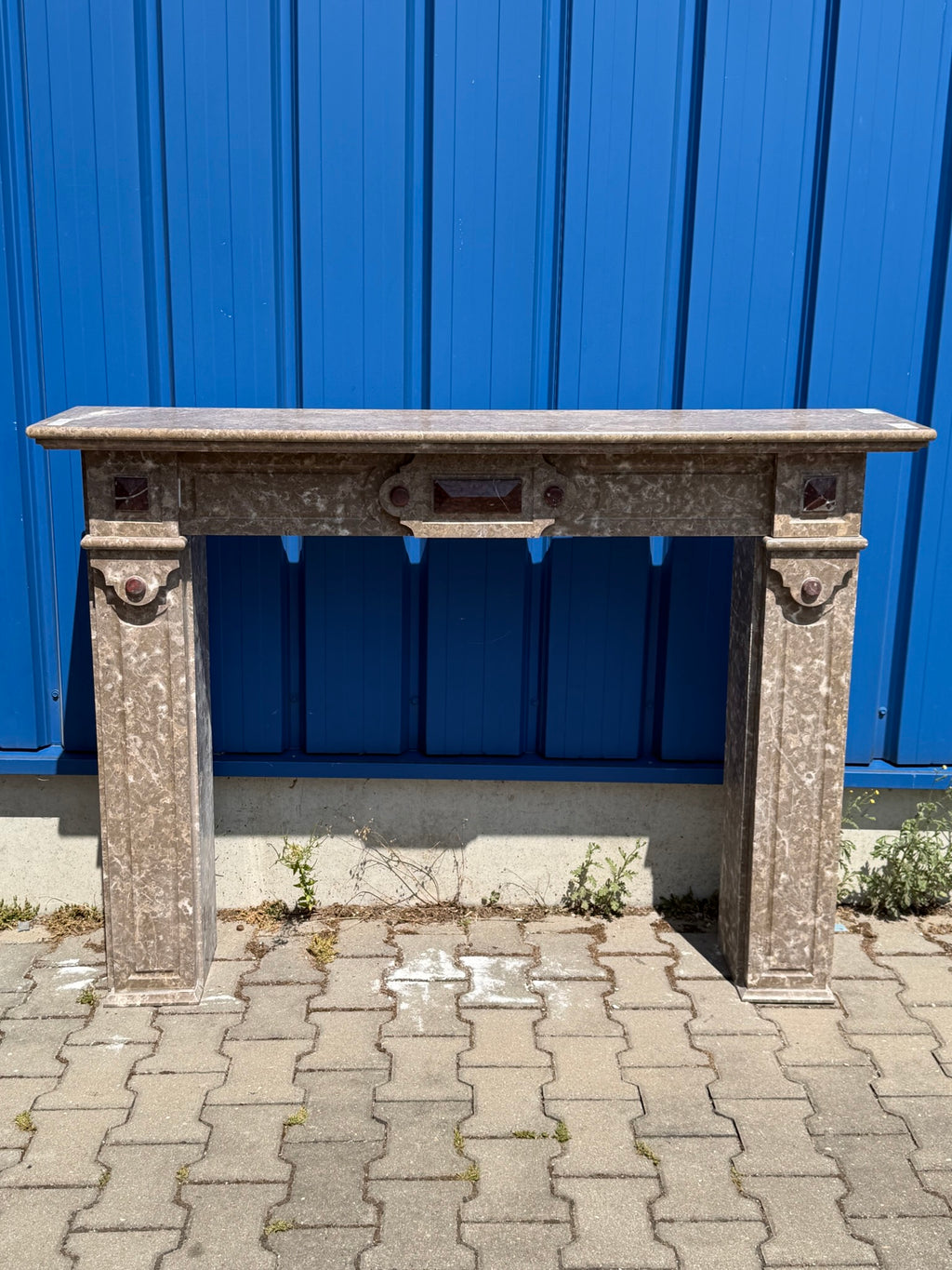 Antike Kaminumrandung / Kaminfassade – Kamin aus grauem Marmor mit roten Einlagen, klassizistisch, um 1880–1920