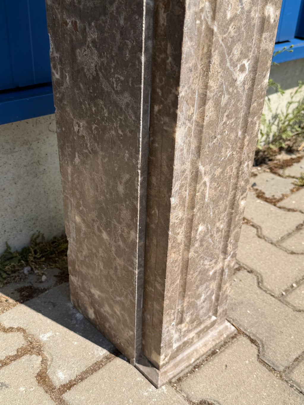 Antike Kaminumrandung / Kaminfassade – Kamin aus grauem Marmor mit roten Einlagen, klassizistisch, um 1880–1920