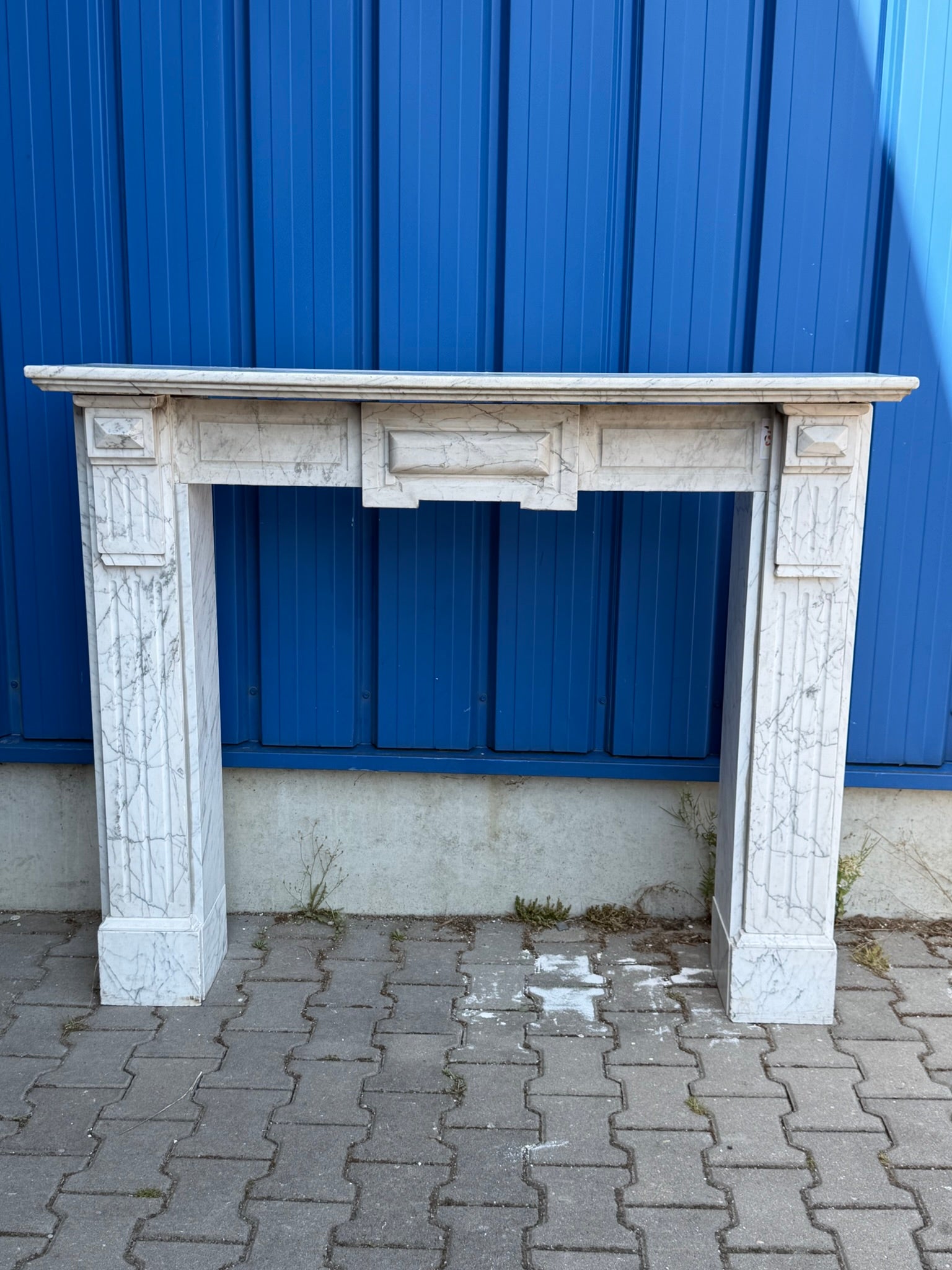 Antike Kaminumrandung / Kaminfassade – Kamin aus weißem Marmor, Louis XVI, um 1880–1920