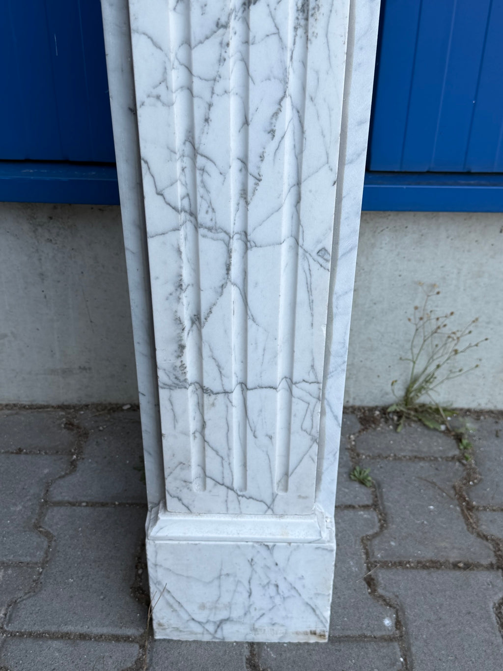 Antike Kaminumrandung / Kaminfassade – Kamin aus weißem Marmor, Louis XVI, um 1880–1920