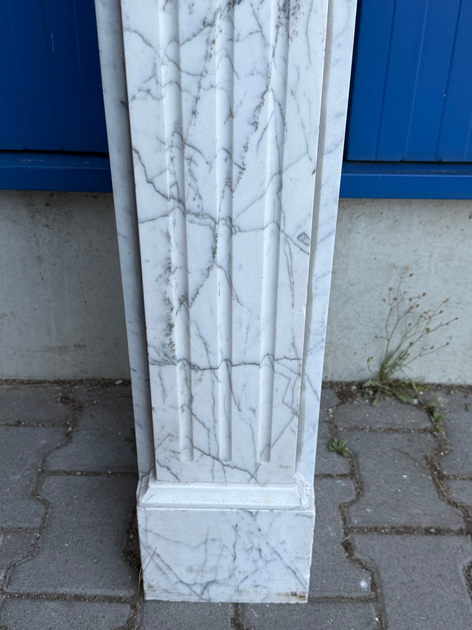 Antike Kaminumrandung / Kaminfassade – Kamin aus weißem Marmor, Louis XVI, um 1880–1920