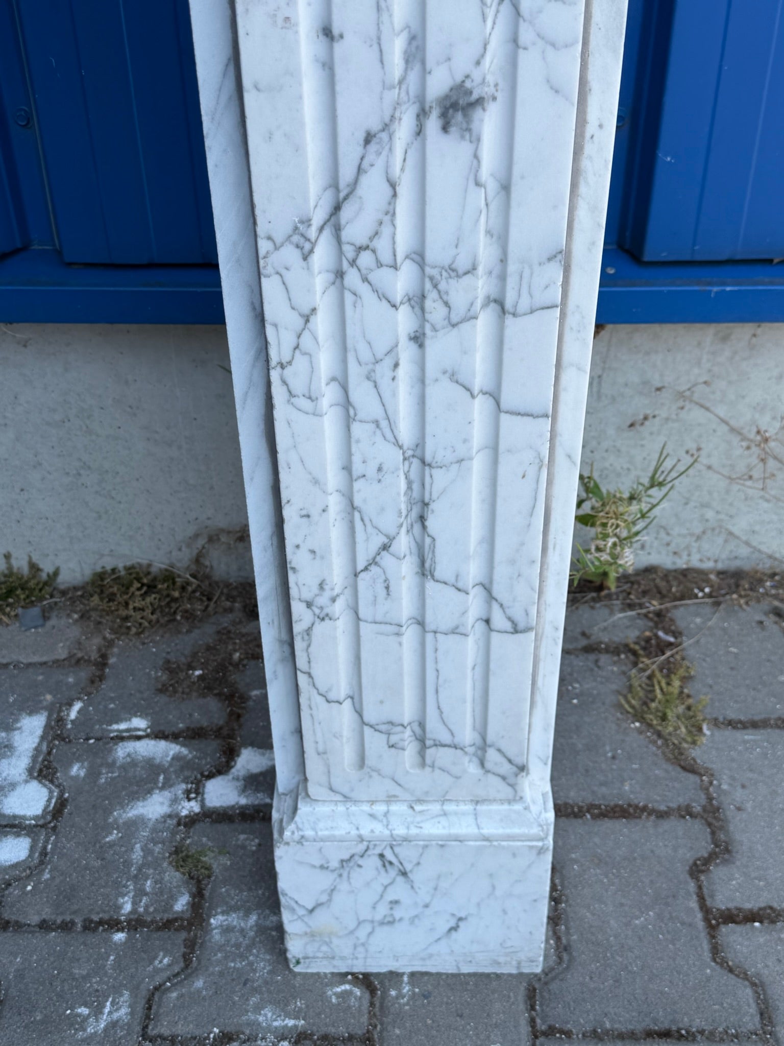 Antike Kaminumrandung / Kaminfassade – Kamin aus weißem Marmor, Louis XVI, um 1880–1920