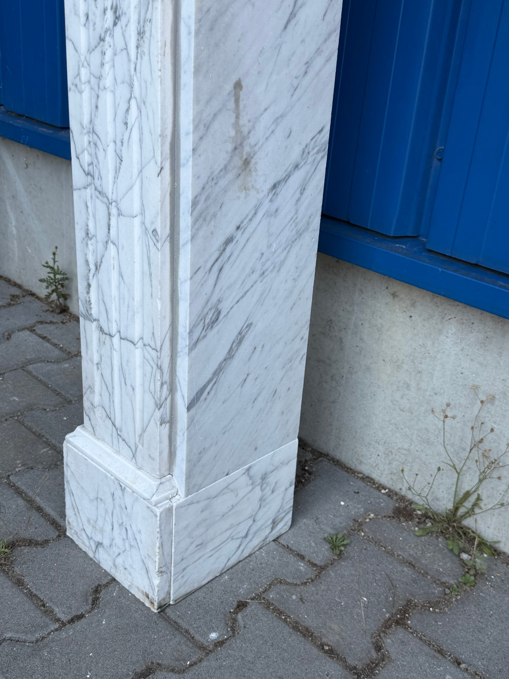 Antike Kaminumrandung / Kaminfassade – Kamin aus weißem Marmor, Louis XVI, um 1880–1920