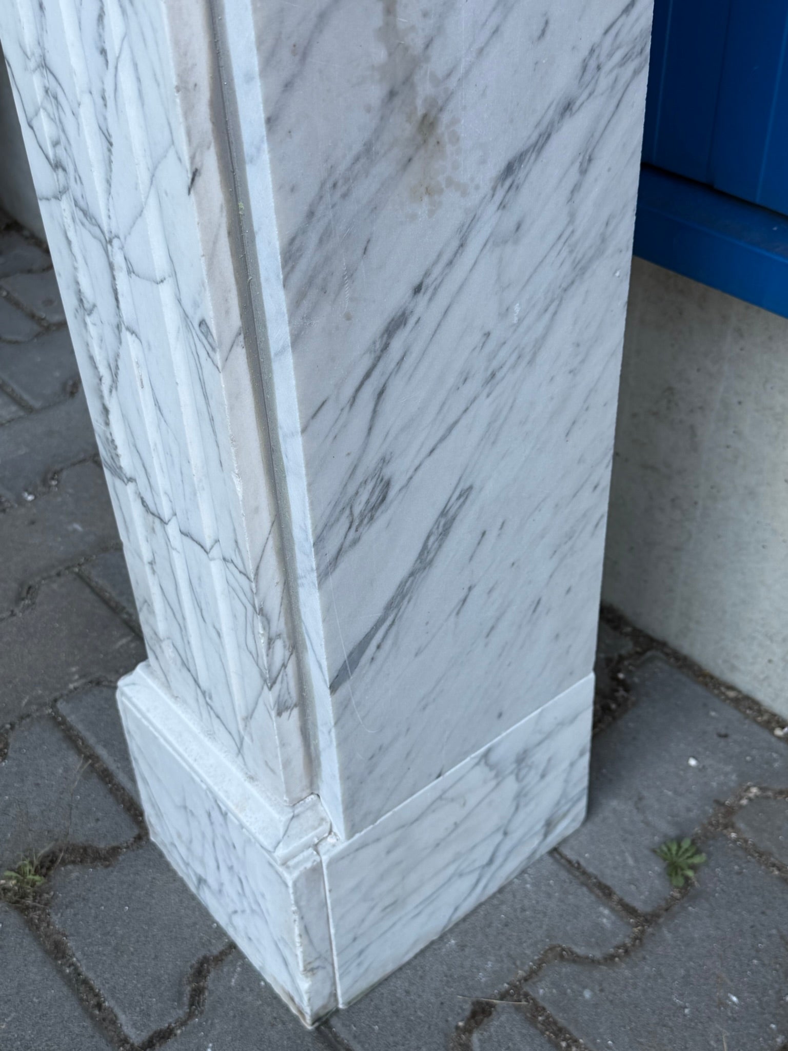 Antike Kaminumrandung / Kaminfassade – Kamin aus weißem Marmor, Louis XVI, um 1880–1920