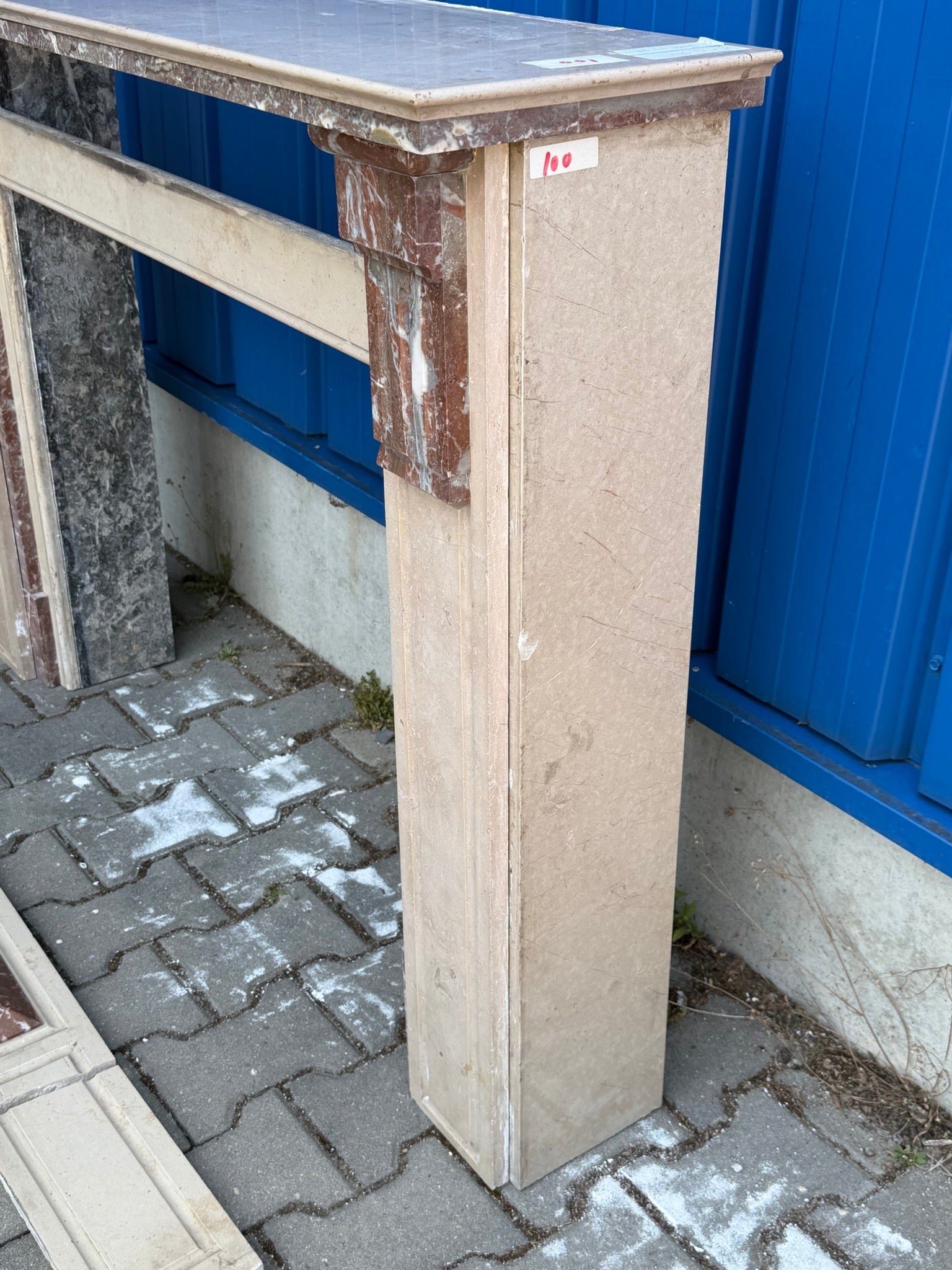 Antike Kaminumrandung / Kaminfassade – Kamin aus beigem, rotem und schwarzem Marmor, historistisch, um 1880–1920