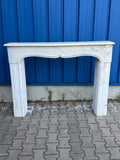 Antike Kaminumrandung / Kaminfassade – Kamin aus weißem Marmor, Louis XV / Rokoko, um 1880–1920