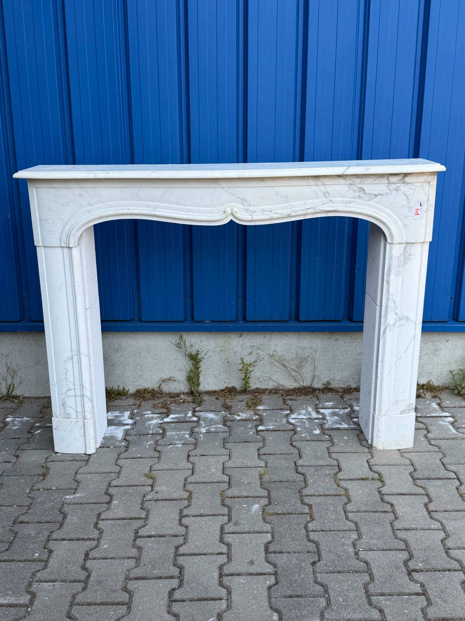 Antike Kaminumrandung / Kaminfassade – Kamin aus weißem Marmor, Louis XV / Rokoko, um 1880–1920
