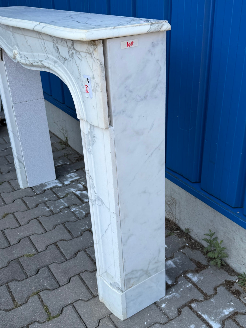 Antike Kaminumrandung / Kaminfassade – Kamin aus weißem Marmor, Louis XV / Rokoko, um 1880–1920