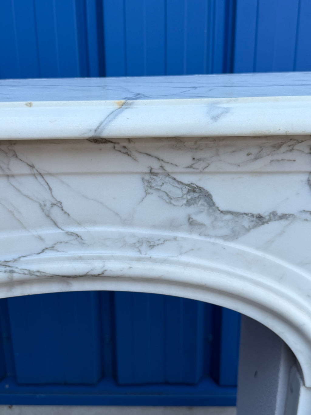 Antike Kaminumrandung / Kaminfassade – Kamin aus weißem Marmor, Louis XV / Rokoko, um 1880–1920