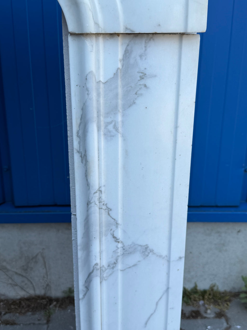 Antike Kaminumrandung / Kaminfassade – Kamin aus weißem Marmor, Louis XV / Rokoko, um 1880–1920