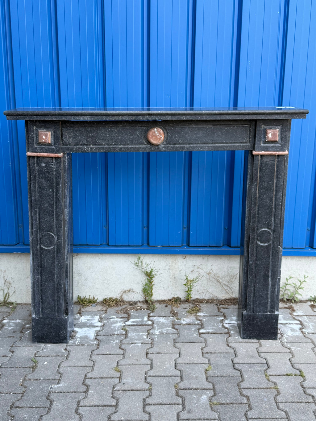 Antike Kaminumrandung / Kaminfassade – Kamin aus schwarzem Marmor (Blaustein) mit roten Einlagen, historistisch, um 1880–1920