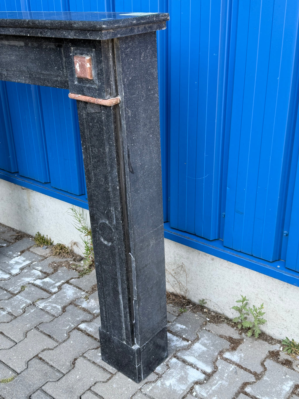 Antike Kaminumrandung / Kaminfassade – Kamin aus schwarzem Marmor (Blaustein) mit roten Einlagen, historistisch, um 1880–1920