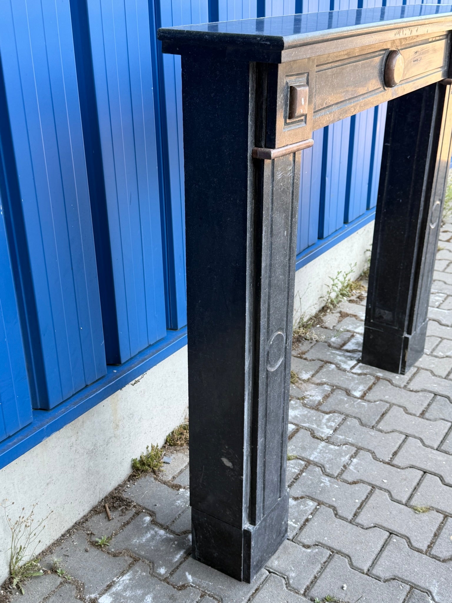Antike Kaminumrandung / Kaminfassade – Kamin aus schwarzem Marmor (Blaustein) mit roten Einlagen, historistisch, um 1880–1920