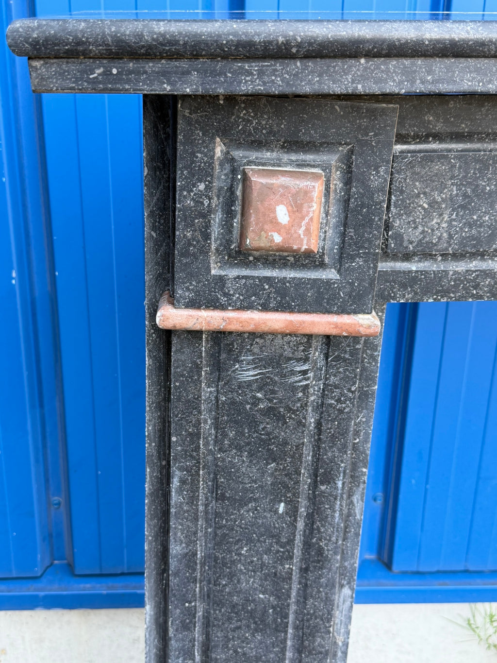 Antike Kaminumrandung / Kaminfassade – Kamin aus schwarzem Marmor (Blaustein) mit roten Einlagen, historistisch, um 1880–1920