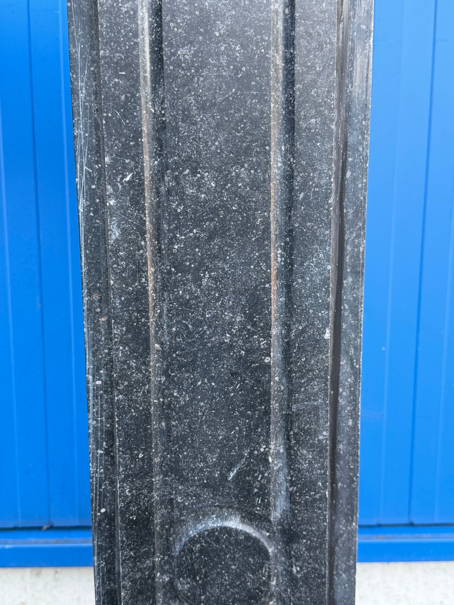 Antike Kaminumrandung / Kaminfassade – Kamin aus schwarzem Marmor (Blaustein) mit roten Einlagen, historistisch, um 1880–1920