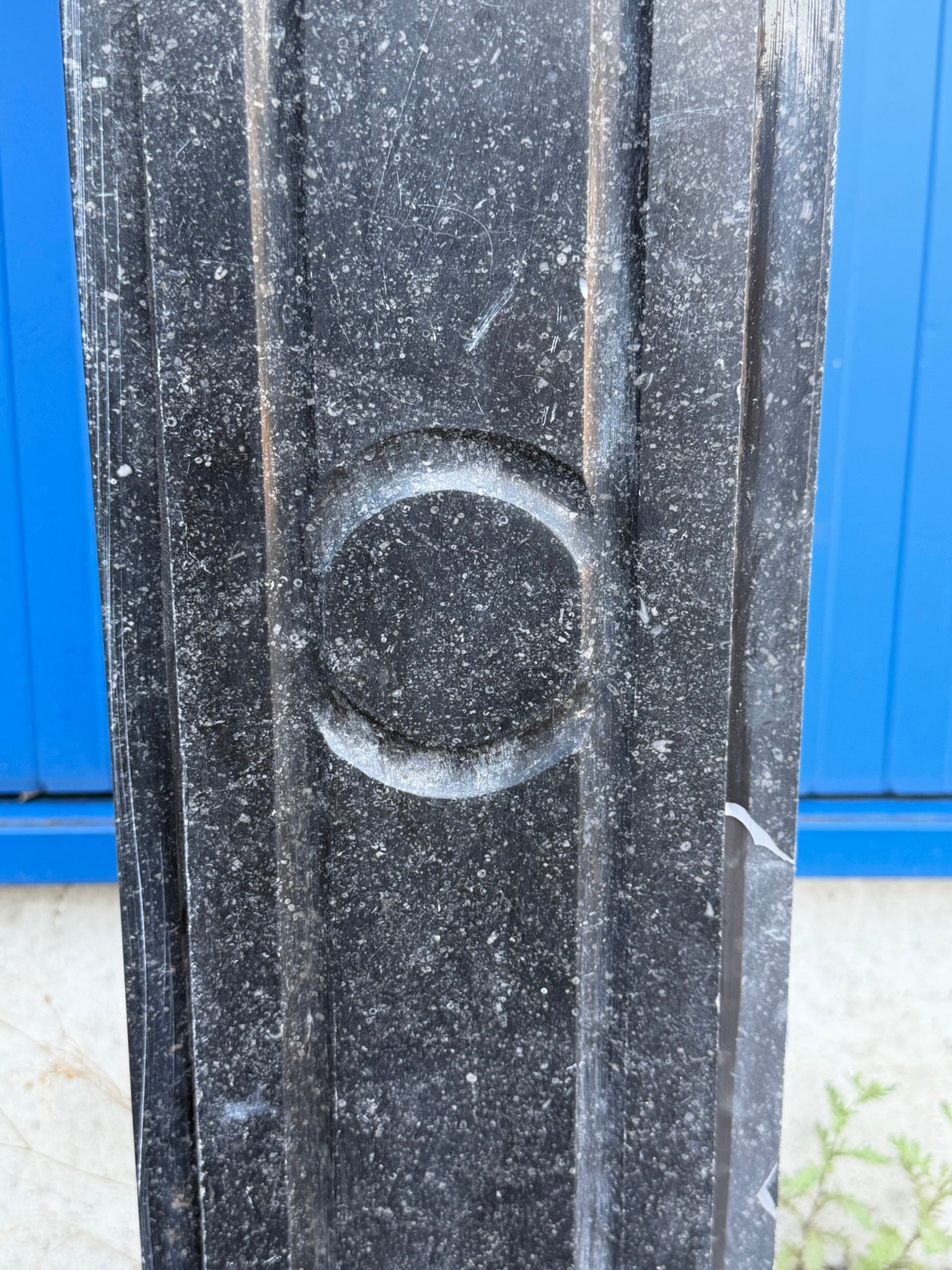 Antike Kaminumrandung / Kaminfassade – Kamin aus schwarzem Marmor (Blaustein) mit roten Einlagen, historistisch, um 1880–1920