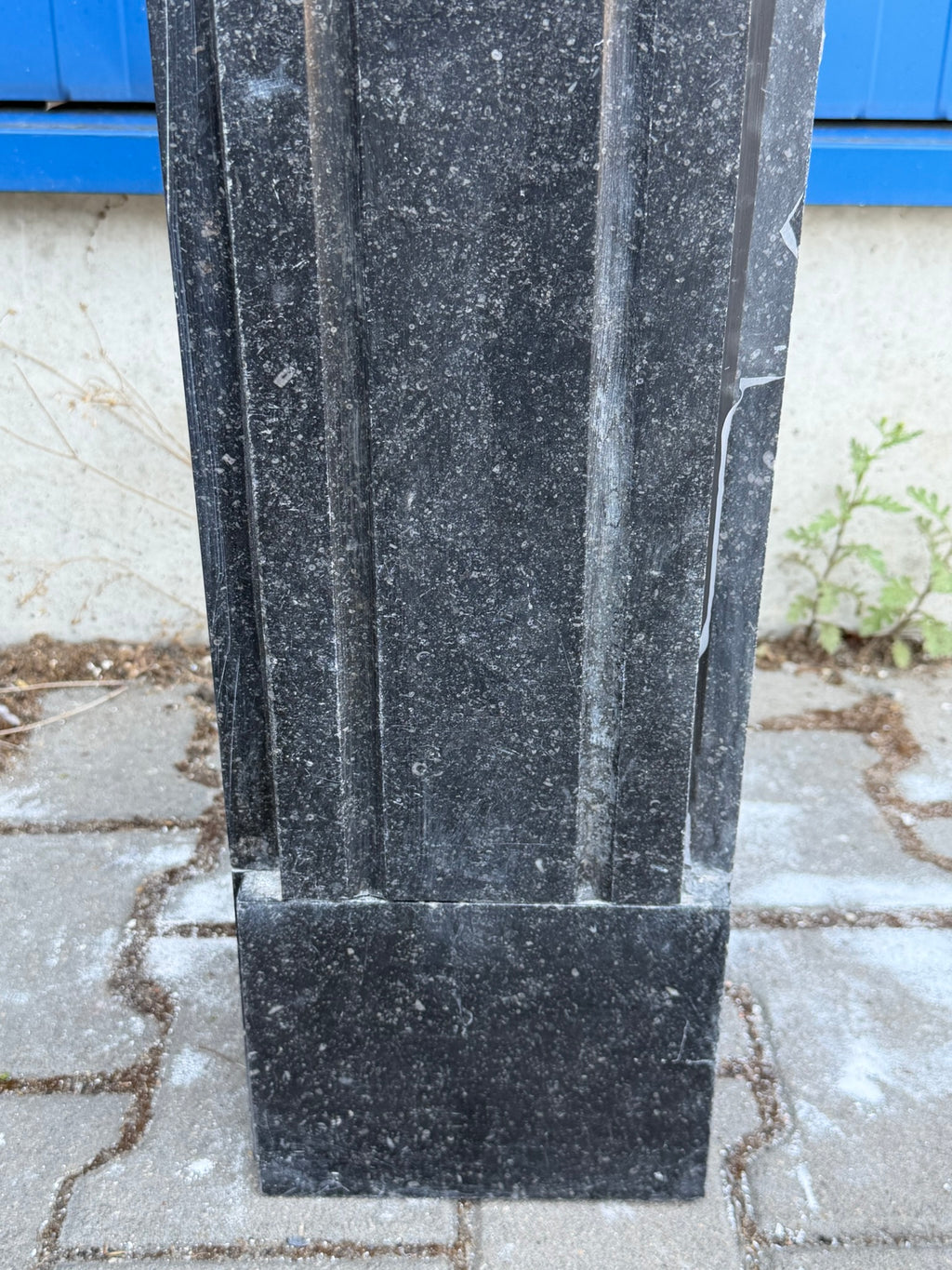 Antike Kaminumrandung / Kaminfassade – Kamin aus schwarzem Marmor (Blaustein) mit roten Einlagen, historistisch, um 1880–1920