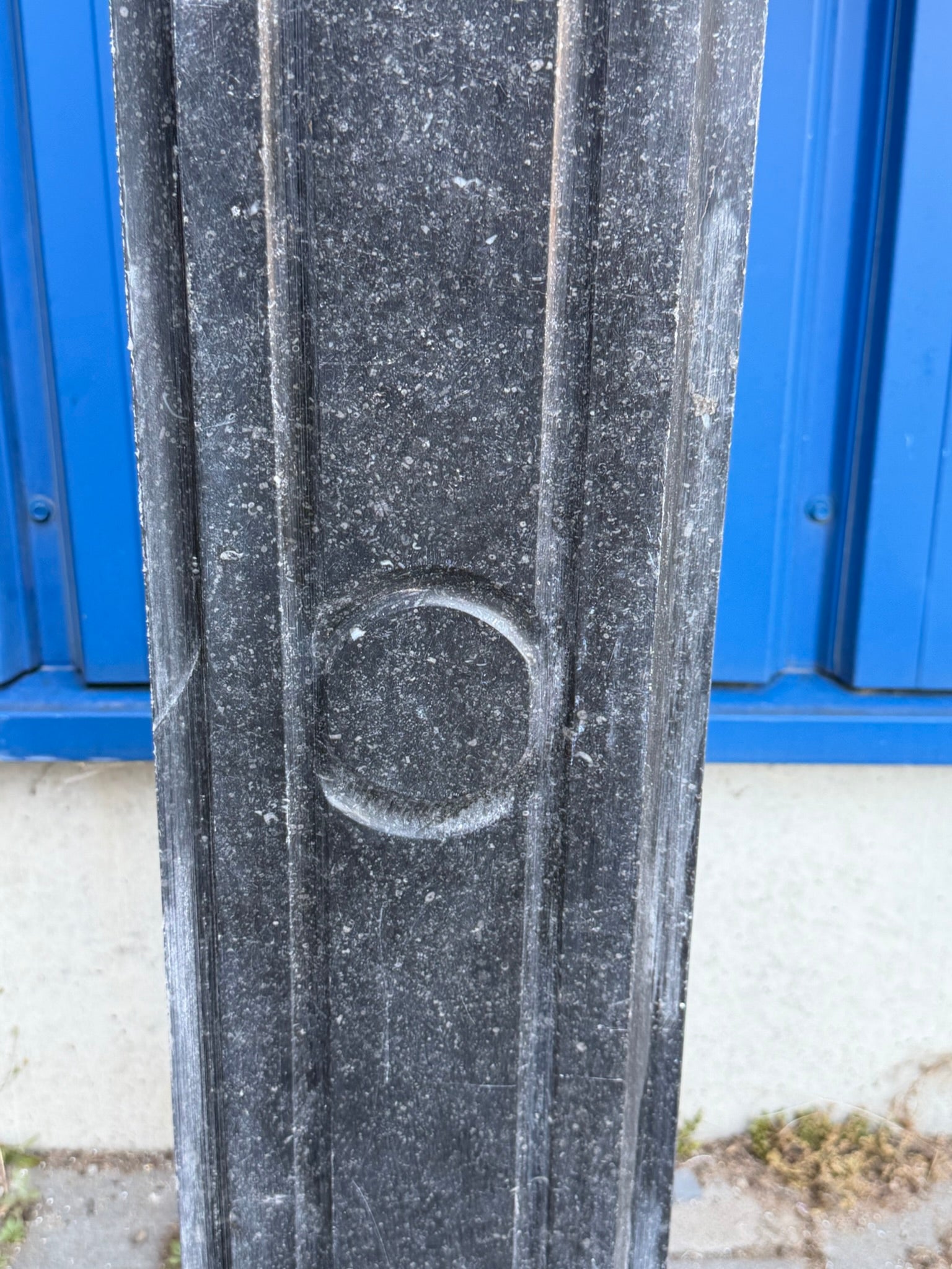 Antike Kaminumrandung / Kaminfassade – Kamin aus schwarzem Marmor (Blaustein) mit roten Einlagen, historistisch, um 1880–1920