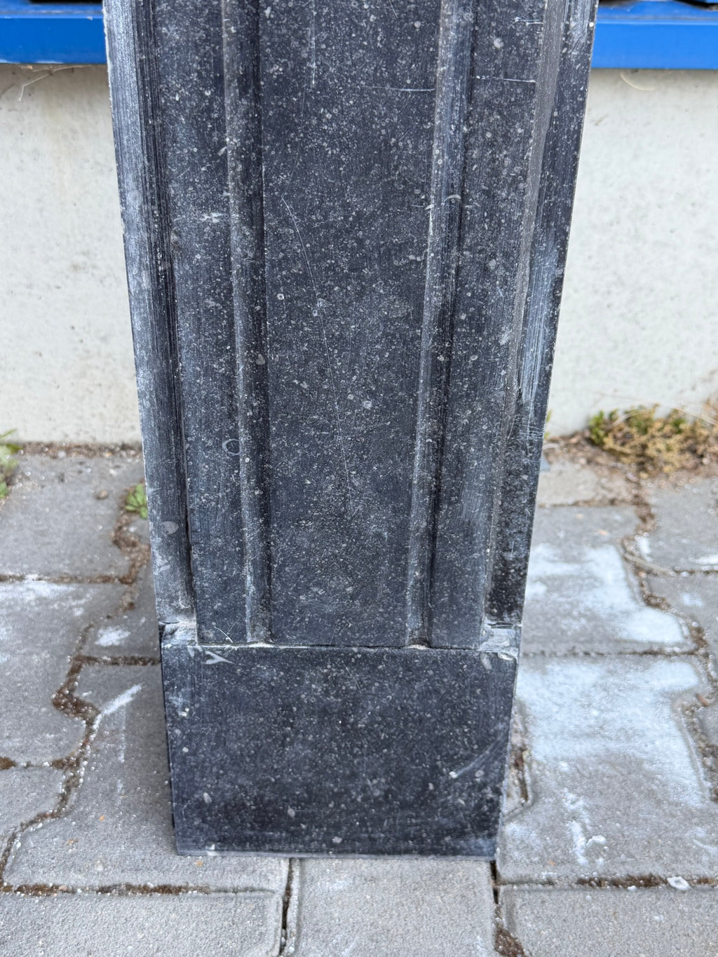 Antike Kaminumrandung / Kaminfassade – Kamin aus schwarzem Marmor (Blaustein) mit roten Einlagen, historistisch, um 1880–1920