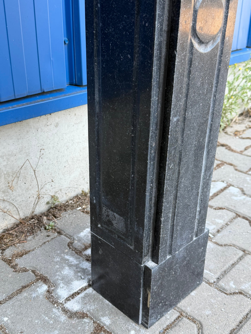 Antike Kaminumrandung / Kaminfassade – Kamin aus schwarzem Marmor (Blaustein) mit roten Einlagen, historistisch, um 1880–1920