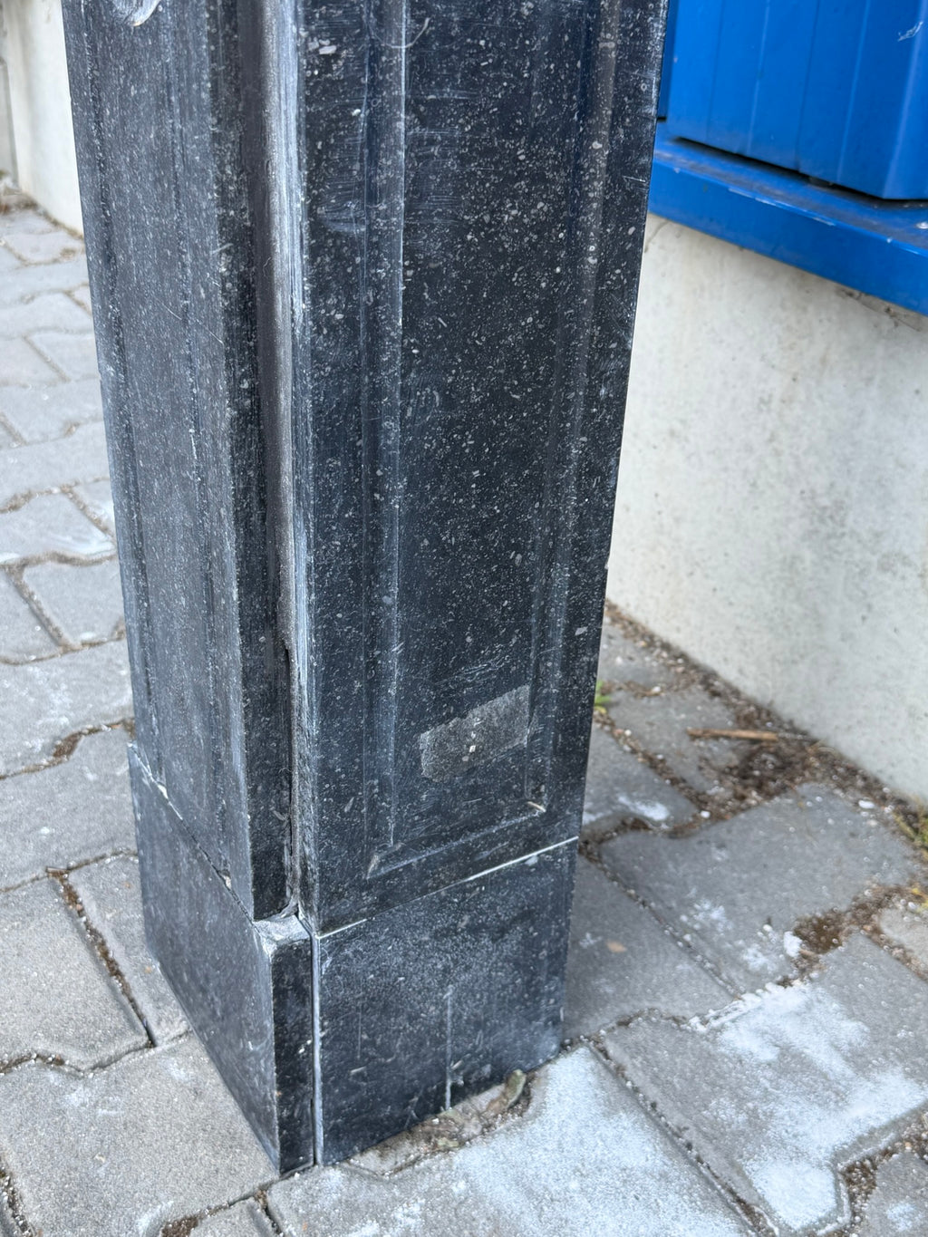 Antike Kaminumrandung / Kaminfassade – Kamin aus schwarzem Marmor (Blaustein) mit roten Einlagen, historistisch, um 1880–1920