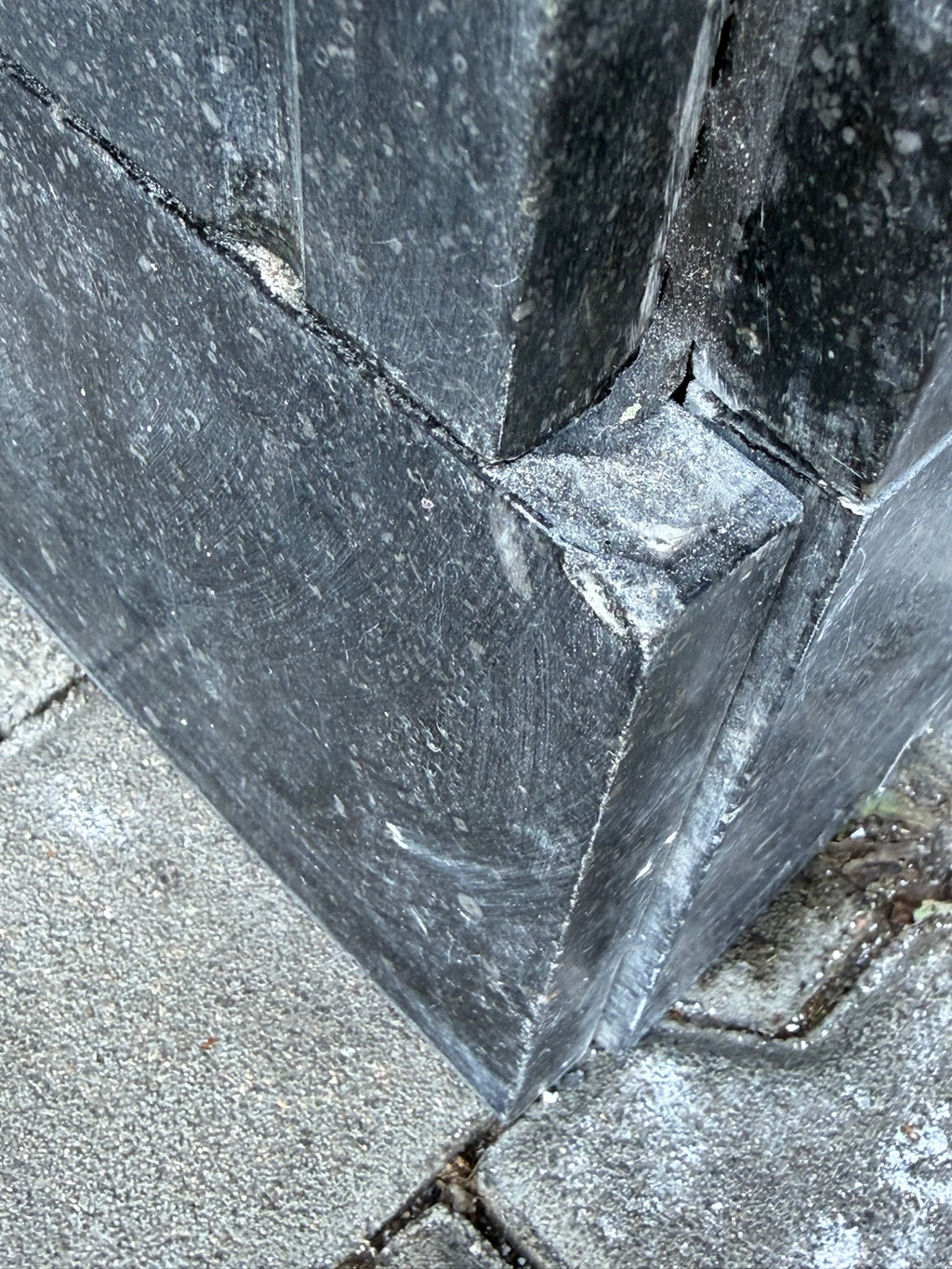 Antike Kaminumrandung / Kaminfassade – Kamin aus schwarzem Marmor (Blaustein) mit roten Einlagen, historistisch, um 1880–1920