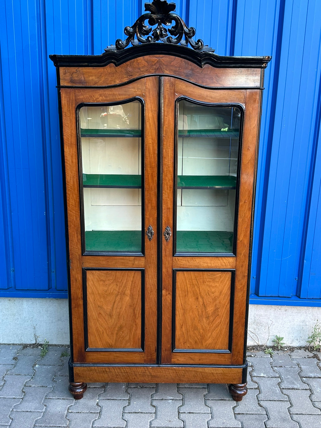 Antike Vitrine Nussbaum, Stil Willem III, Holland um 1860 – Glasvitrine / Vitrinenschrank mit geschnitztem Aufsatzkranz
