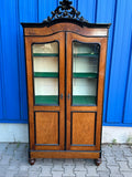 Antike Vitrine Nussbaum, Stil Willem III, Holland um 1860 – Glasvitrine / Vitrinenschrank mit geschnitztem Aufsatzkranz