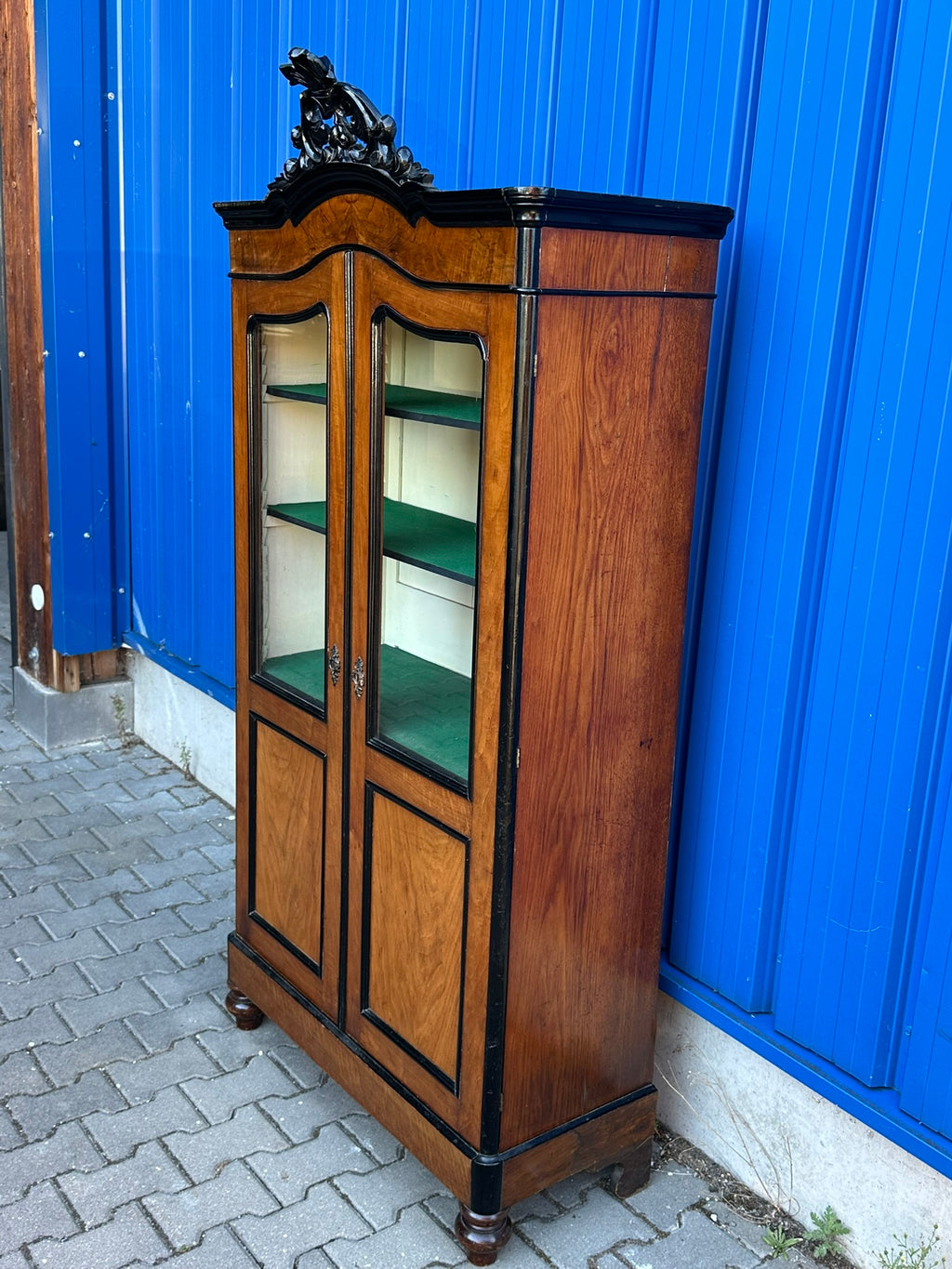 Antike Vitrine Nussbaum, Stil Willem III, Holland um 1860 – Glasvitrine / Vitrinenschrank mit geschnitztem Aufsatzkranz