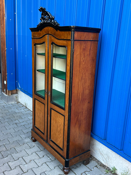 Antike Vitrine Nussbaum, Stil Willem III, Holland um 1860 – Glasvitrine / Vitrinenschrank mit geschnitztem Aufsatzkranz