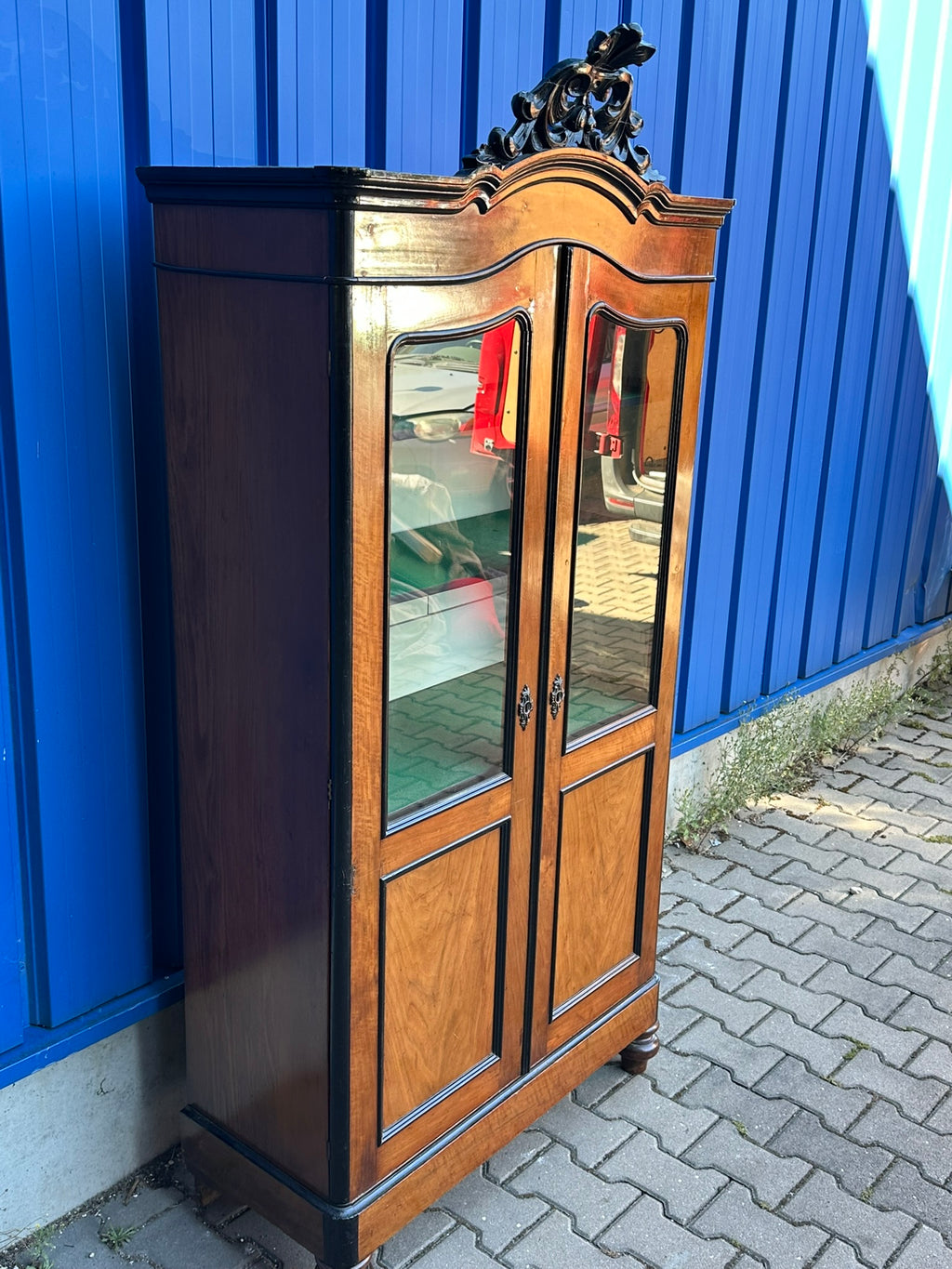 Antike Vitrine Nussbaum, Stil Willem III, Holland um 1860 – Glasvitrine / Vitrinenschrank mit geschnitztem Aufsatzkranz