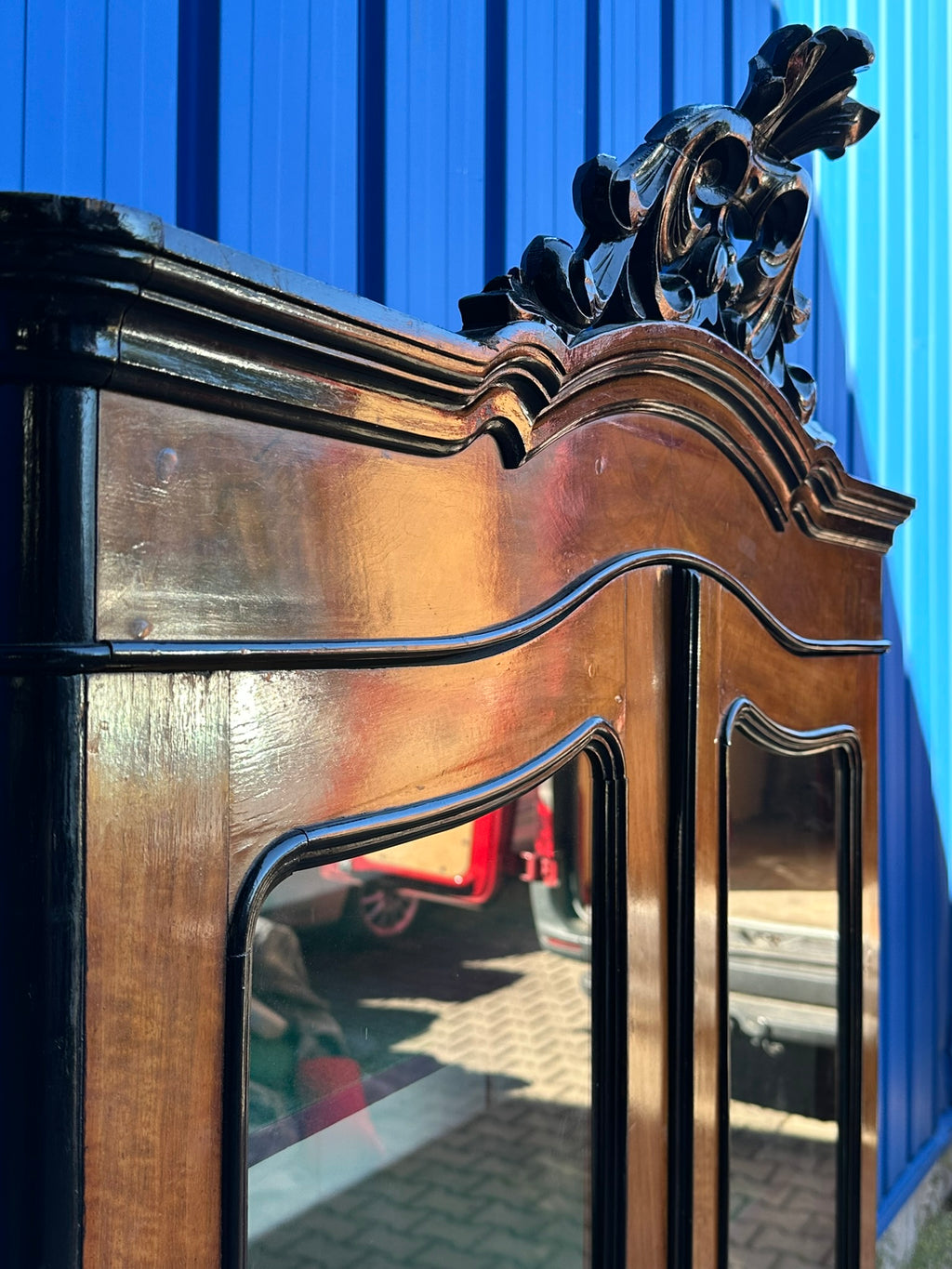 Antike Vitrine Nussbaum, Stil Willem III, Holland um 1860 – Glasvitrine / Vitrinenschrank mit geschnitztem Aufsatzkranz