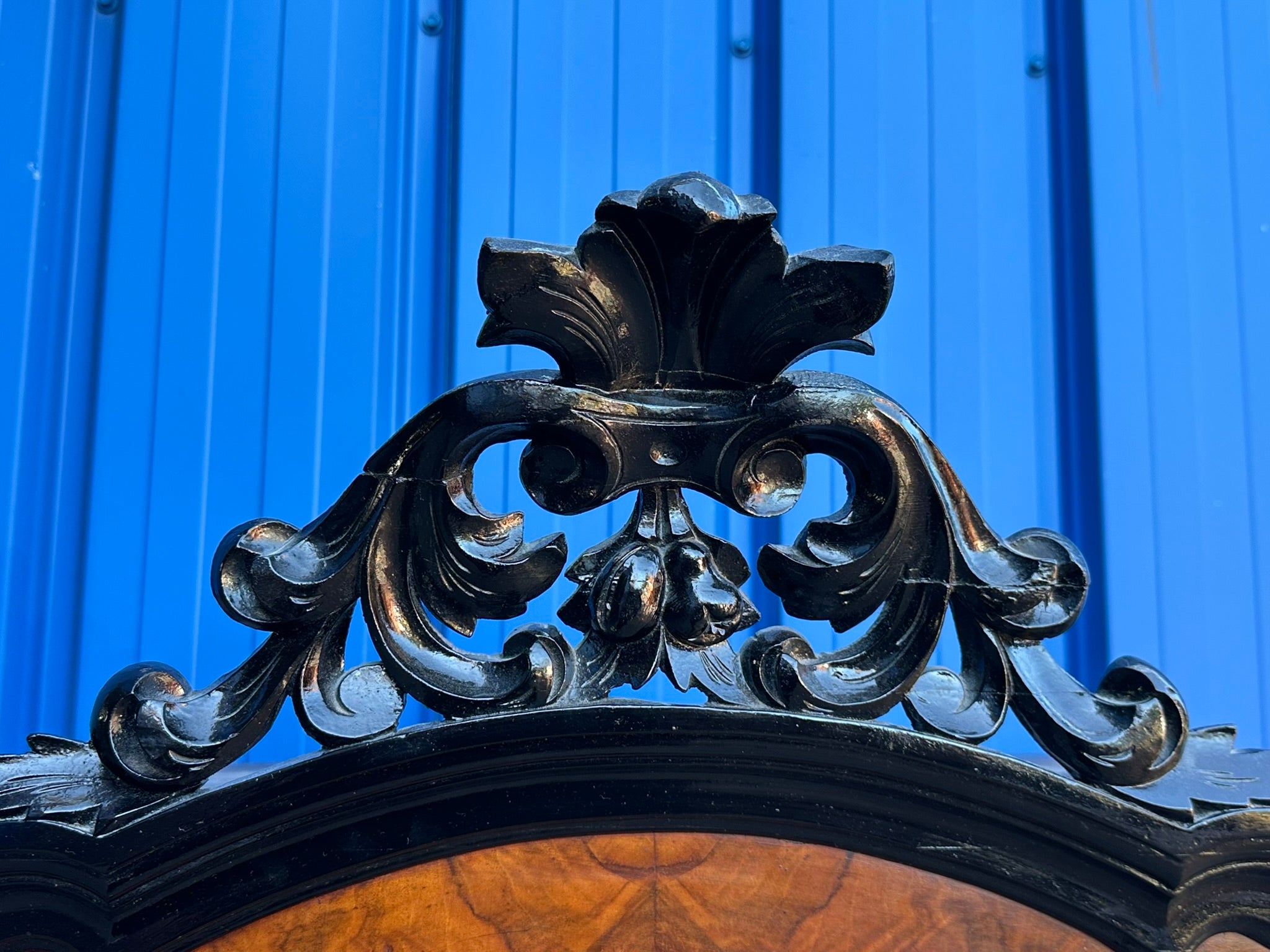 Antike Vitrine Nussbaum, Stil Willem III, Holland um 1860 – Glasvitrine / Vitrinenschrank mit geschnitztem Aufsatzkranz