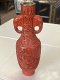Chinesische Zinnoberlack-Vase mit Elefantenhenkeln (Schnitzlack, Messing)