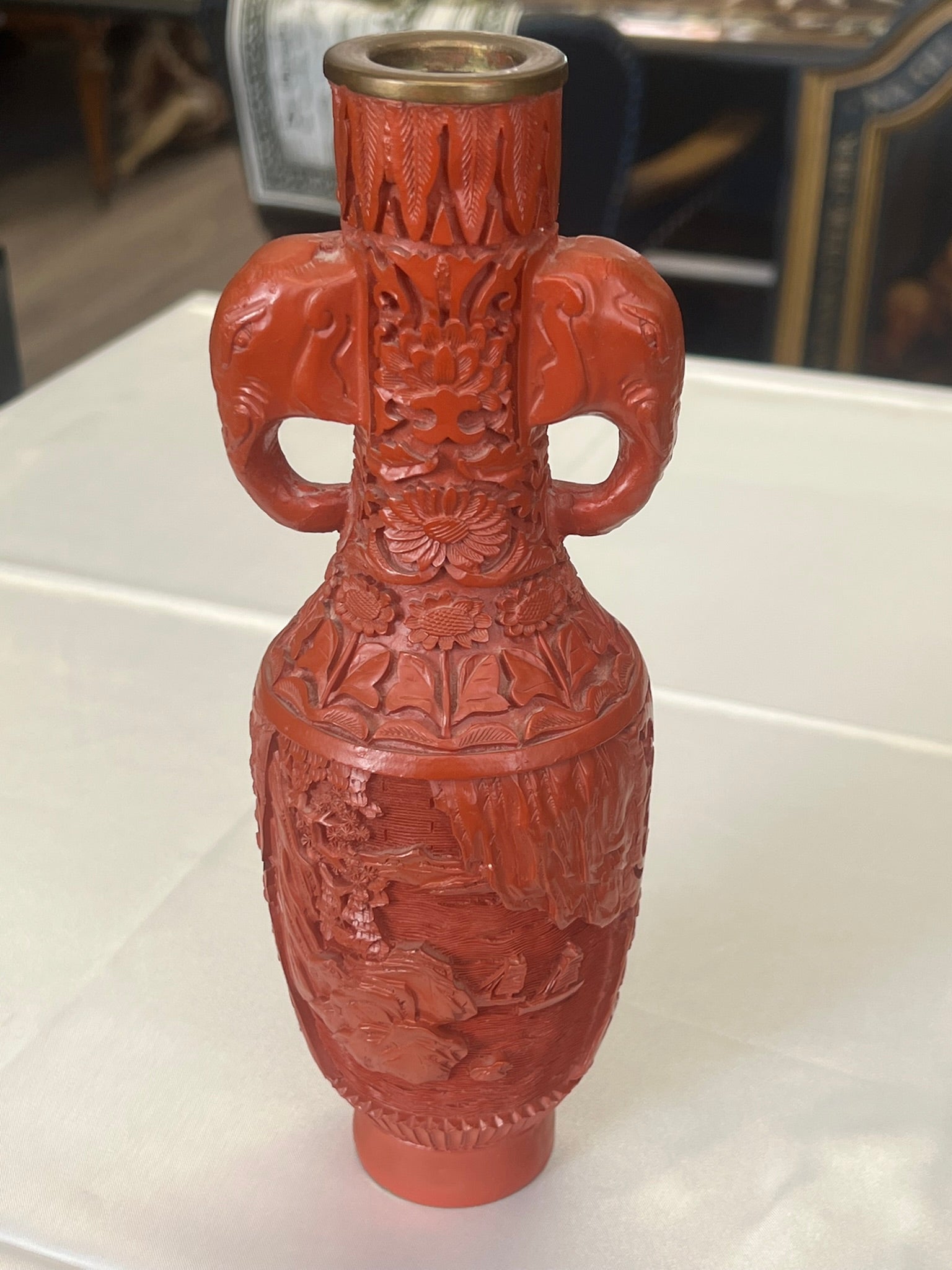 Chinesische Zinnoberlack-Vase mit Elefantenhenkeln (Schnitzlack, Messing)