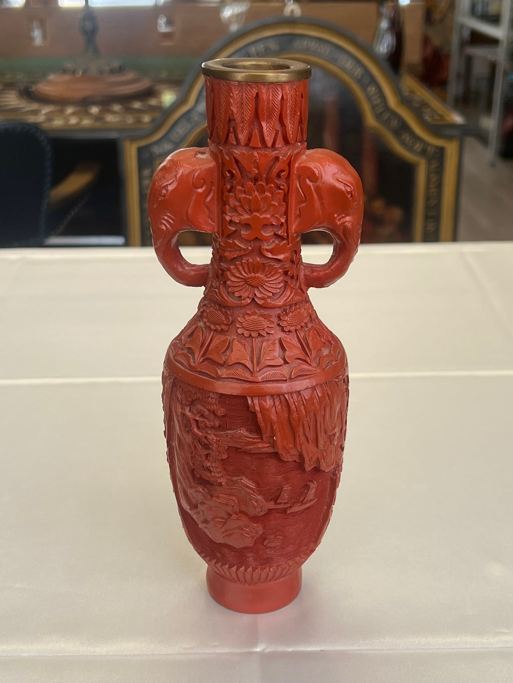 Chinesische Zinnoberlack-Vase mit Elefantenhenkeln (Schnitzlack, Messing)