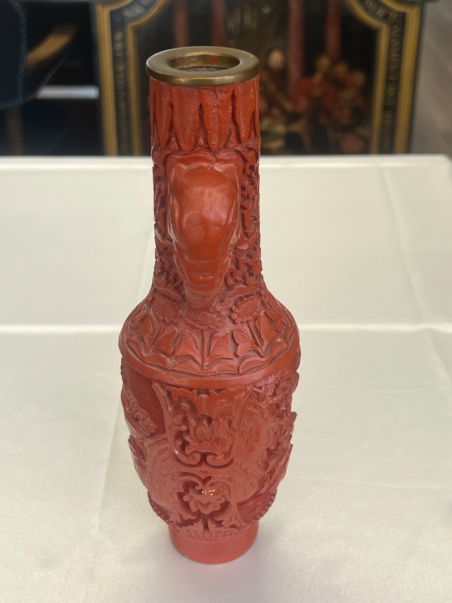 Chinesische Zinnoberlack-Vase mit Elefantenhenkeln (Schnitzlack, Messing)