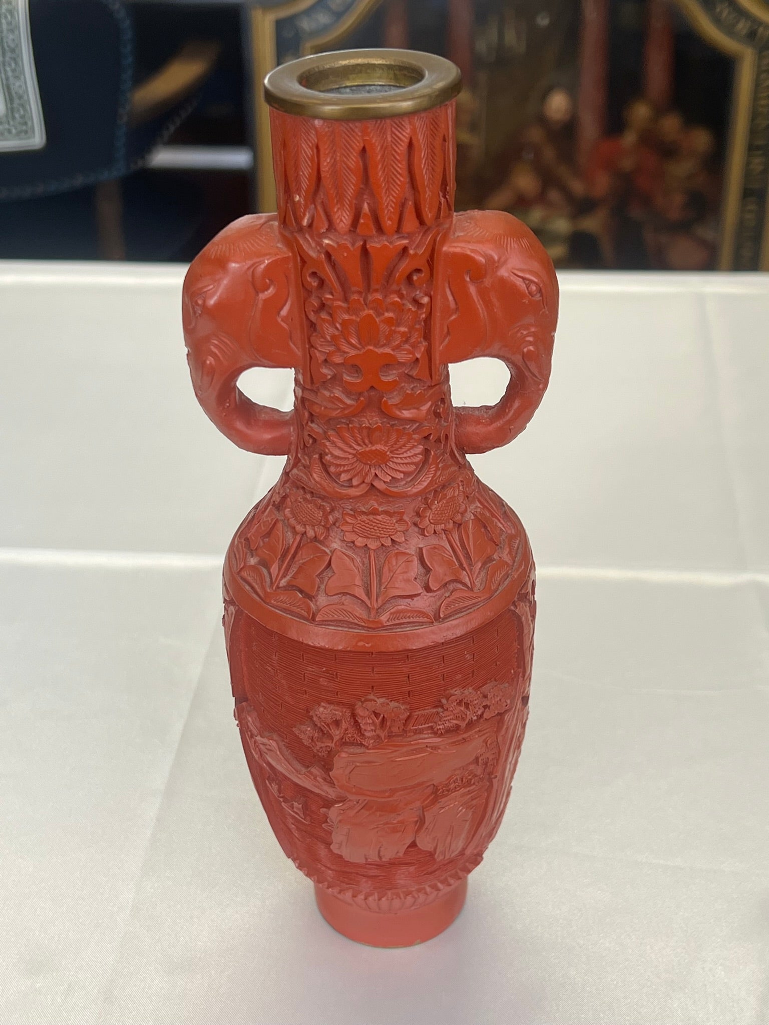 Chinesische Zinnoberlack-Vase mit Elefantenhenkeln (Schnitzlack, Messing)