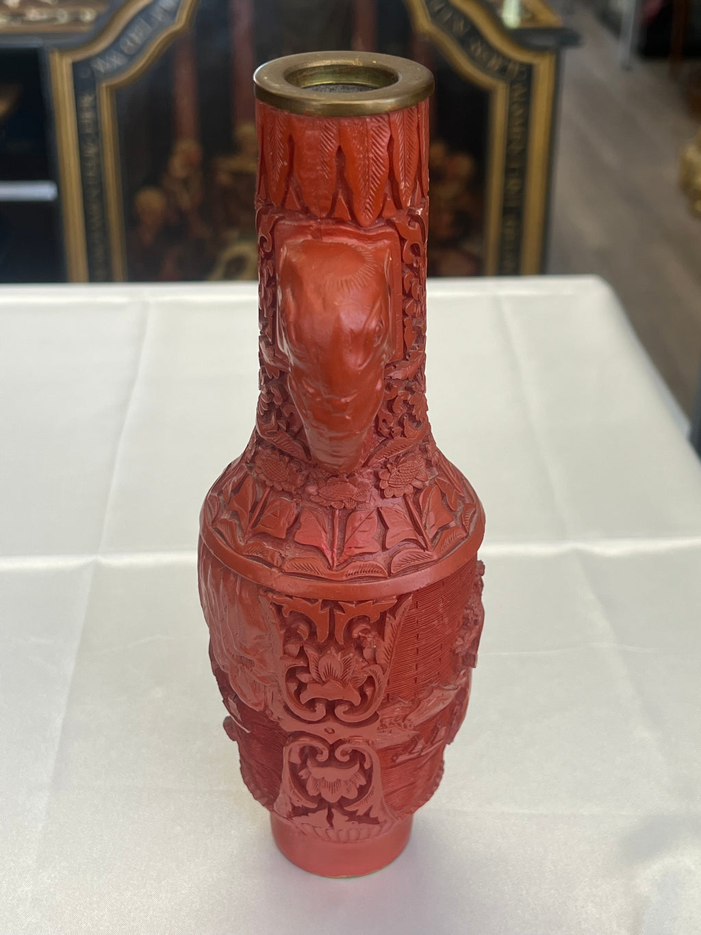 Chinesische Zinnoberlack-Vase mit Elefantenhenkeln (Schnitzlack, Messing)