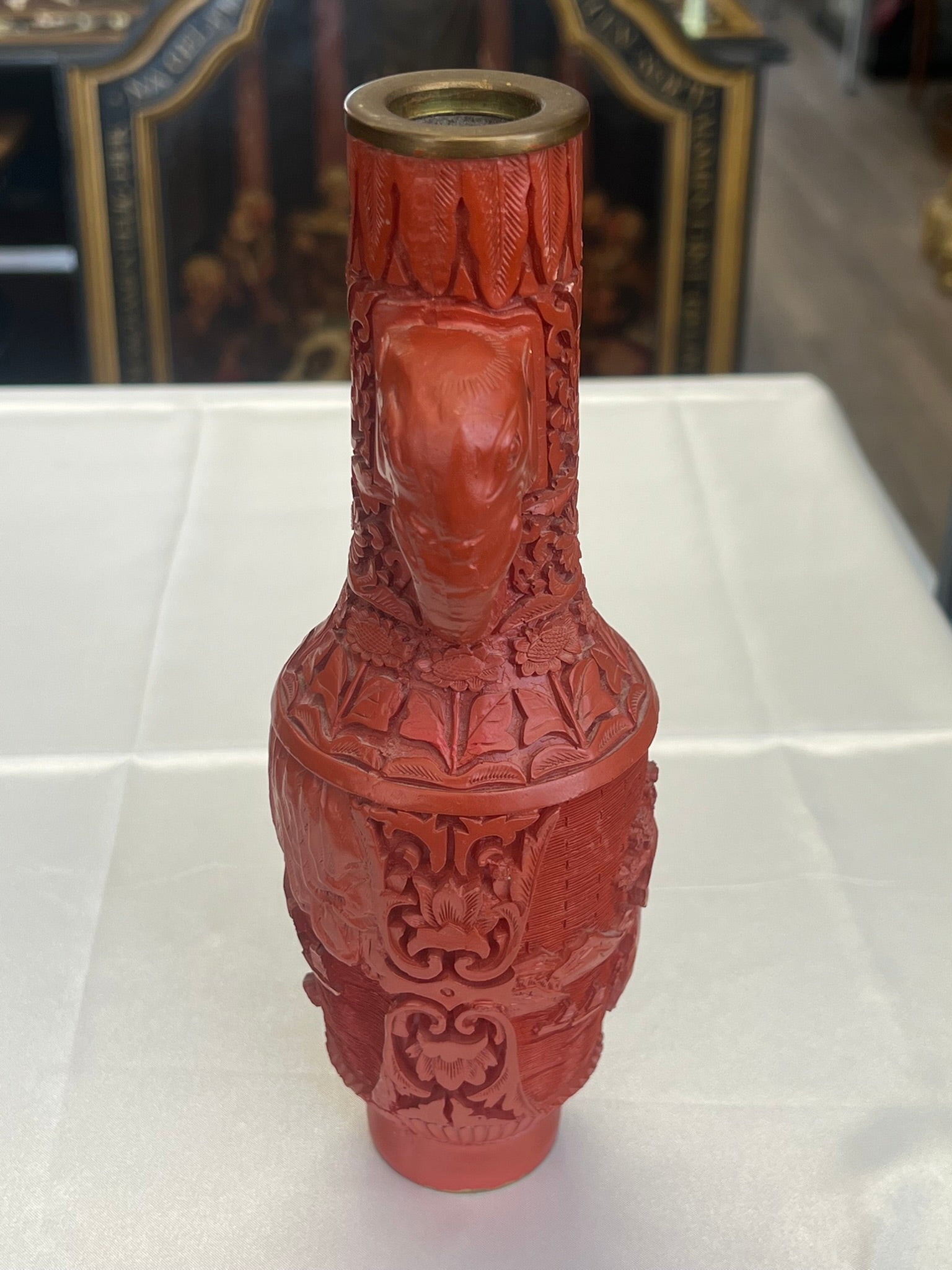 Chinesische Zinnoberlack-Vase mit Elefantenhenkeln (Schnitzlack, Messing)