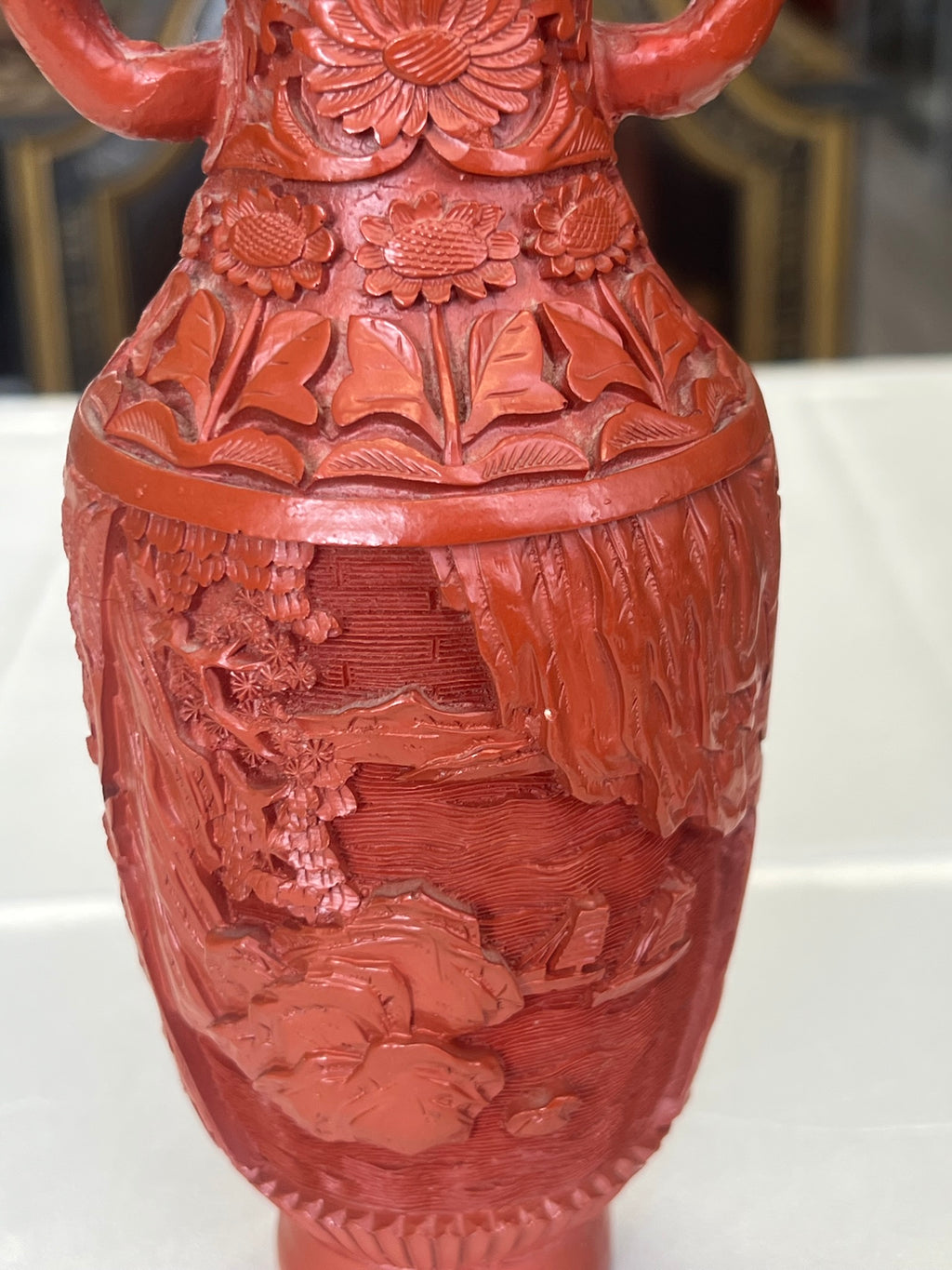 Chinesische Zinnoberlack-Vase mit Elefantenhenkeln (Schnitzlack, Messing)
