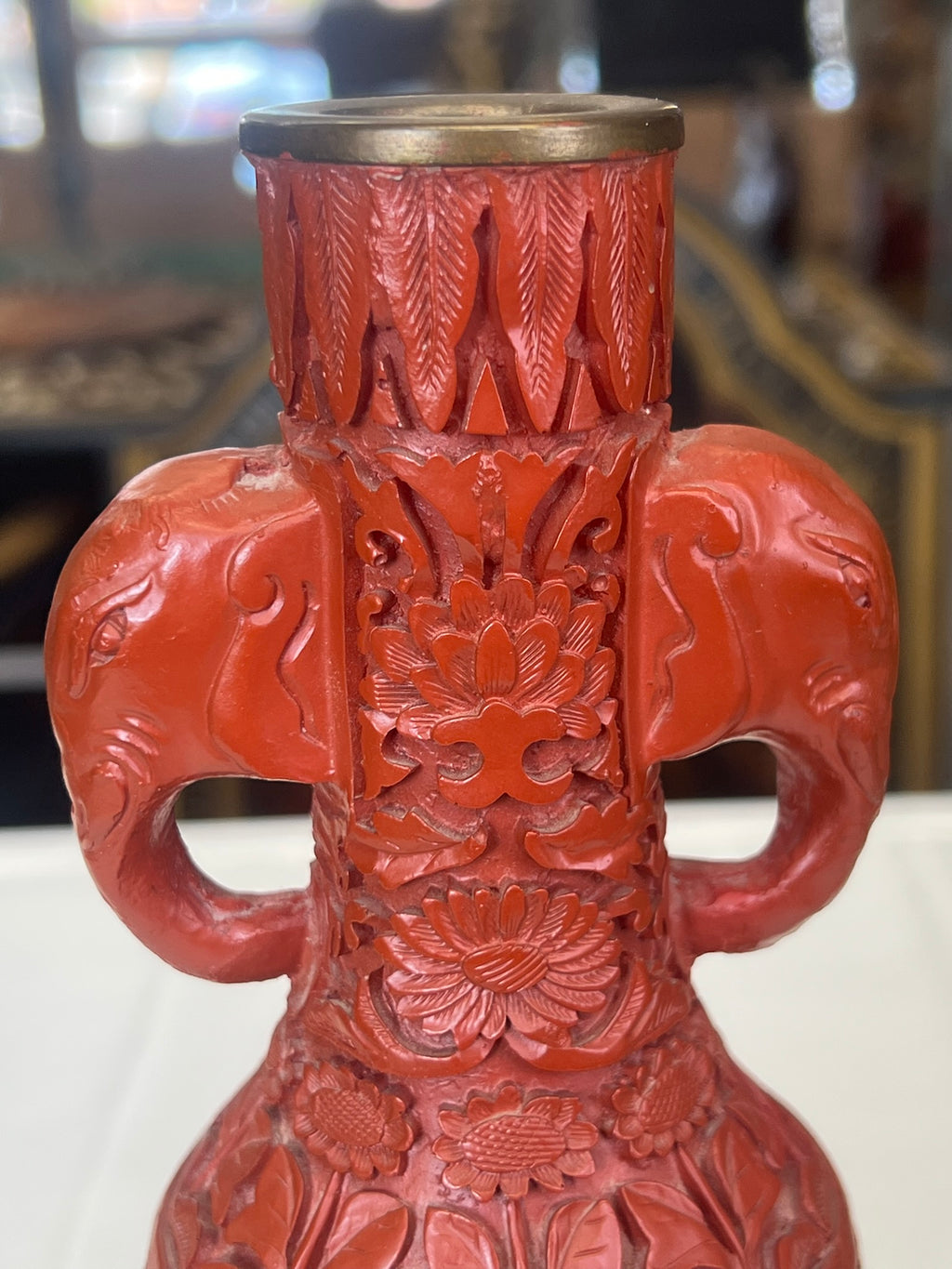 Chinesische Zinnoberlack-Vase mit Elefantenhenkeln (Schnitzlack, Messing)