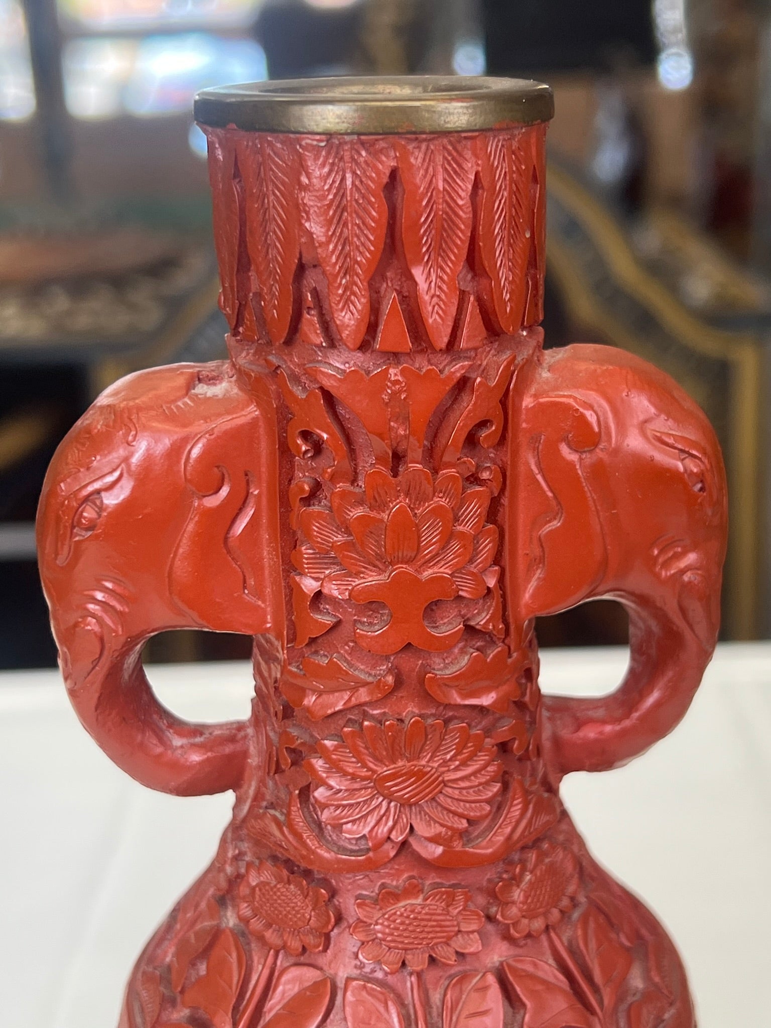 Chinesische Zinnoberlack-Vase mit Elefantenhenkeln (Schnitzlack, Messing)